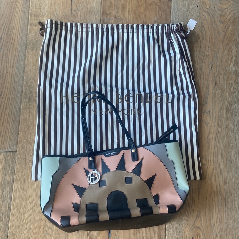 Excellent condition Henri Bendel Large shoulder bag.